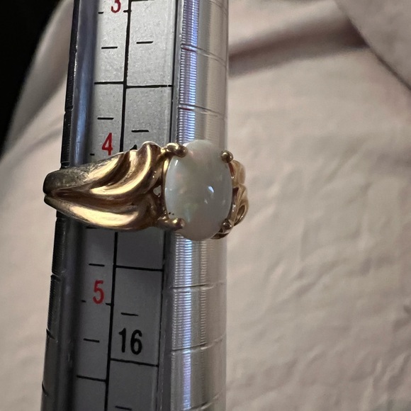 10k Yellow Gold Opal Ring - Picture 11 of 16